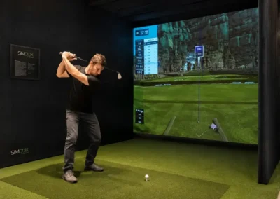 Indoor golf simulator at DeskPlex Hawthorn, giving members a premium on-site recreational space to practise their swing, take a break from the workday or enjoy a social activity alongside DeskPlex’s coworking, private office and meeting facilities.